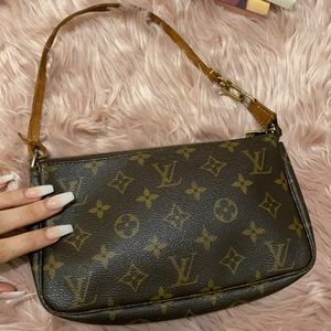 9️⃣5️⃣0️⃣Authentic Louis Vuitton Monogram Accessoires Pochette